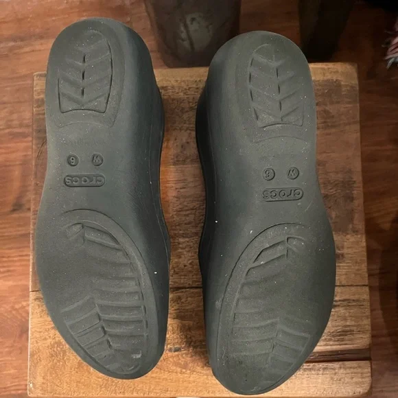 CROCS closed toe, inside “fur”, 6W, black - Picture 3 of 3